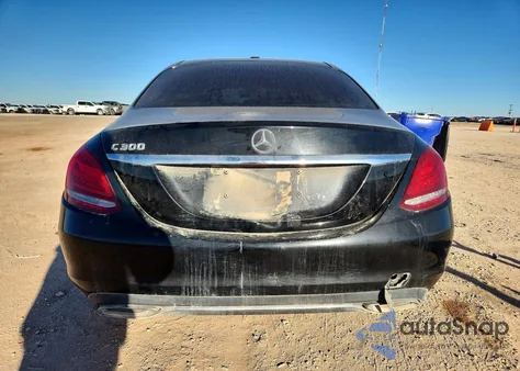 2016 Mercedes-Benz C 300 z USA, uszkodzony, nr VIN 55SWF4JB2GU165767